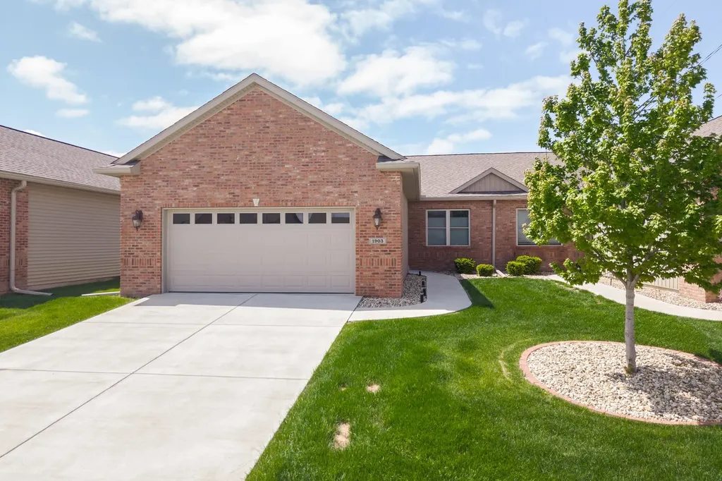 1903 Dunraven Road Bloomington IL 61704