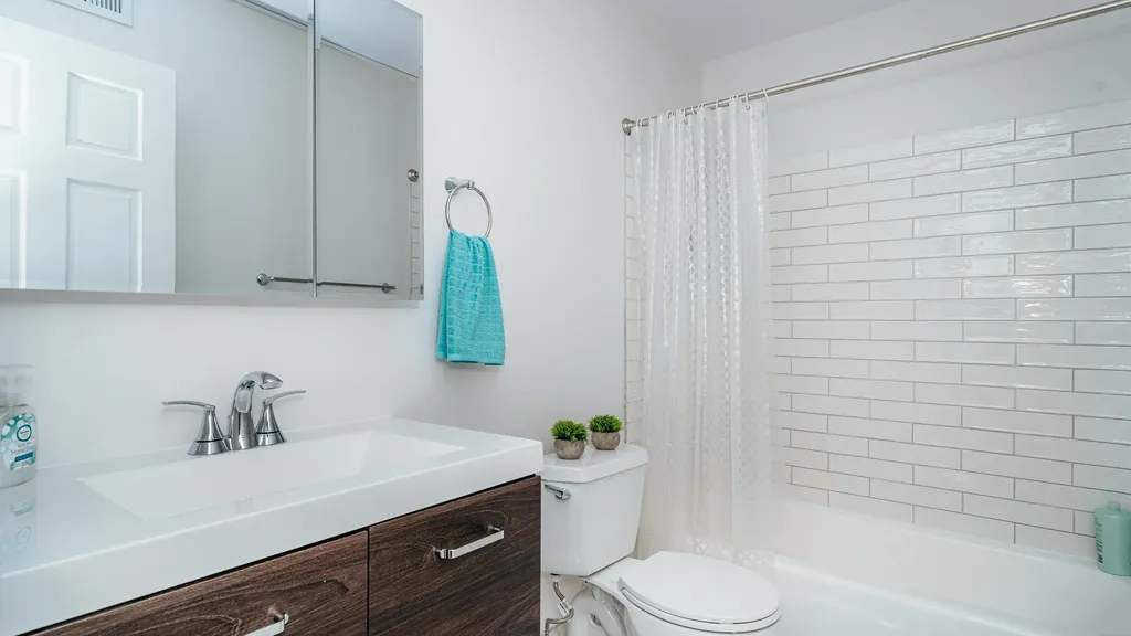 3930 North Pine Grove Avenue Chicago IL 60613