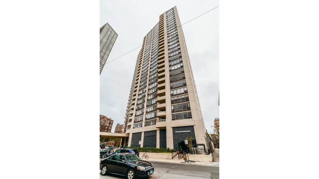 3930 North Pine Grove Avenue Chicago IL 60613