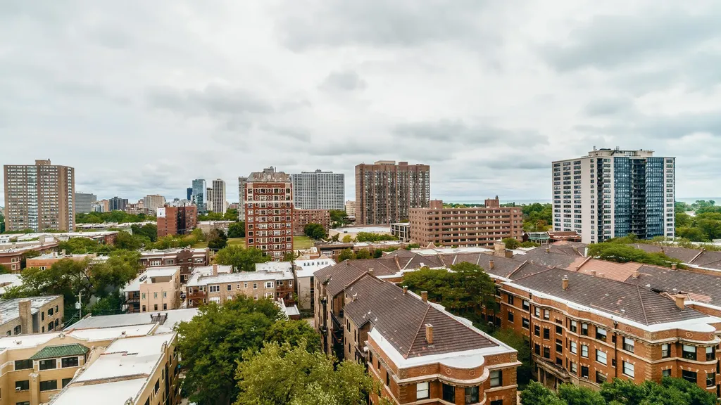 3930 North Pine Grove Avenue Chicago IL 60613