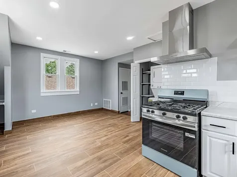 3841 West Eddy Street Chicago IL 60618