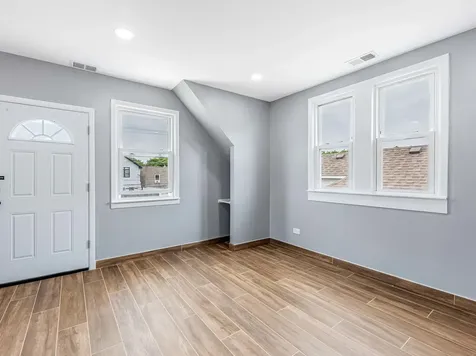 3841 West Eddy Street Chicago IL 60618