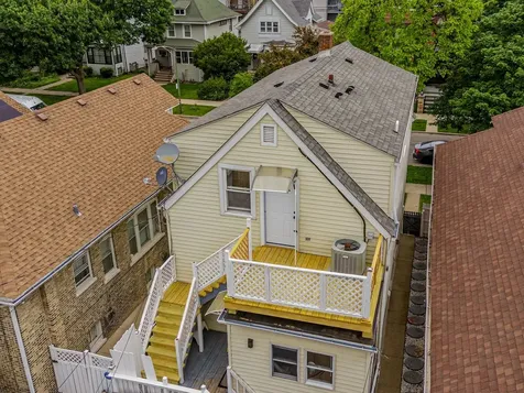 3841 West Eddy Street Chicago IL 60618