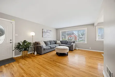 9636 South Troy Avenue Evergreen Park IL 60805