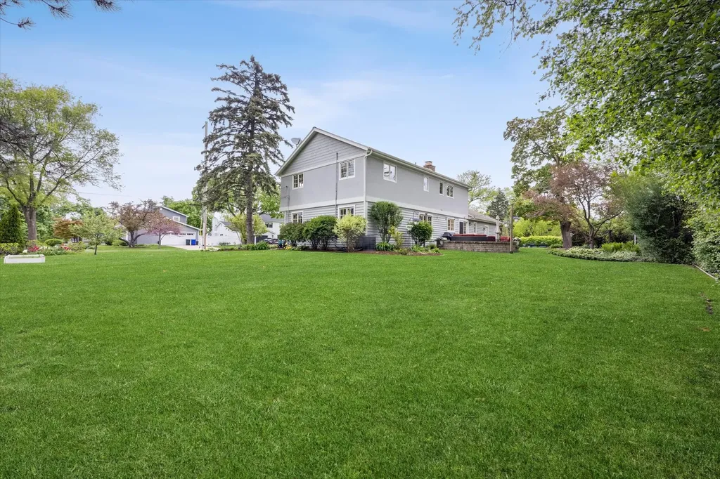 698 North Kenilworth Avenue Glen Ellyn IL 60137