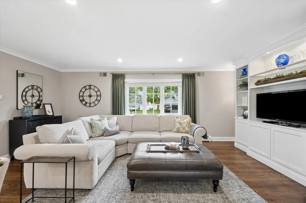 698 North Kenilworth Avenue Glen Ellyn IL 60137