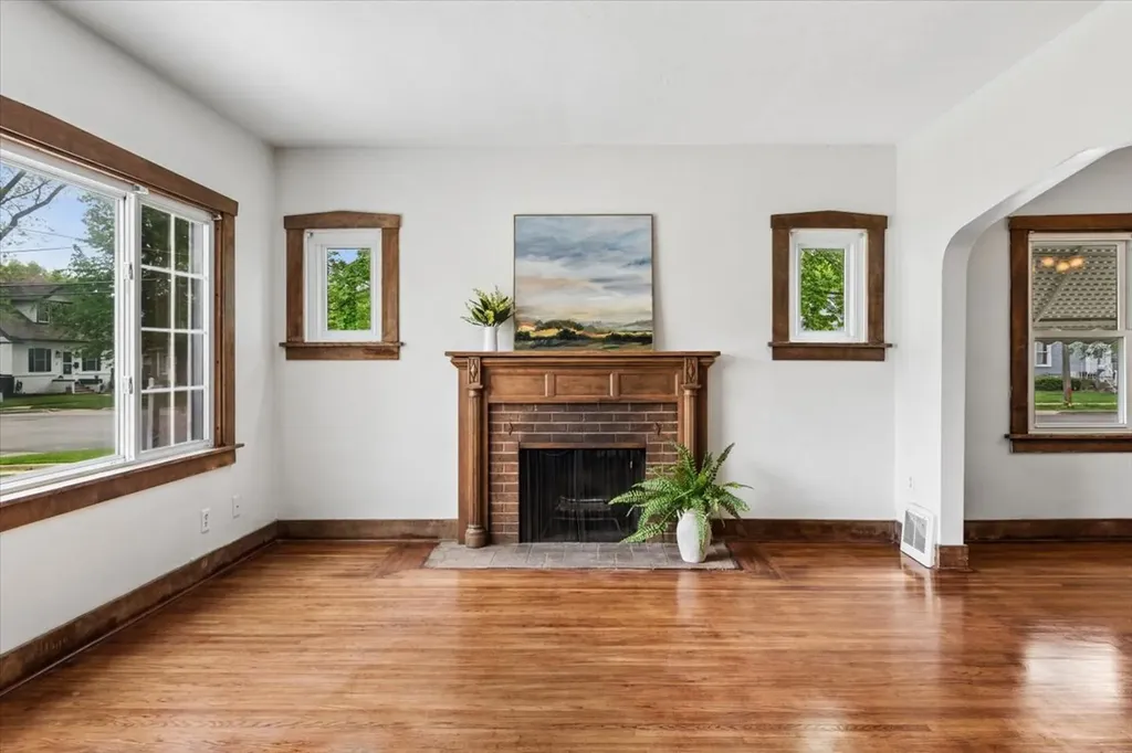 747 Watson Street Aurora IL 60505