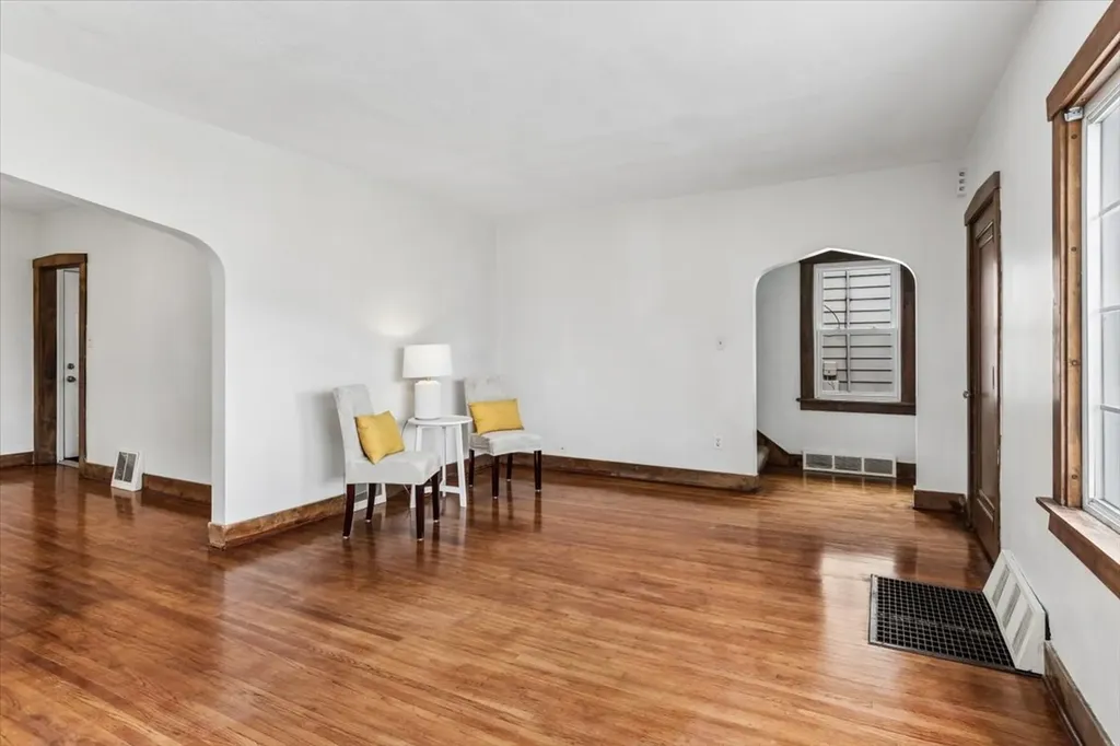 747 Watson Street Aurora IL 60505