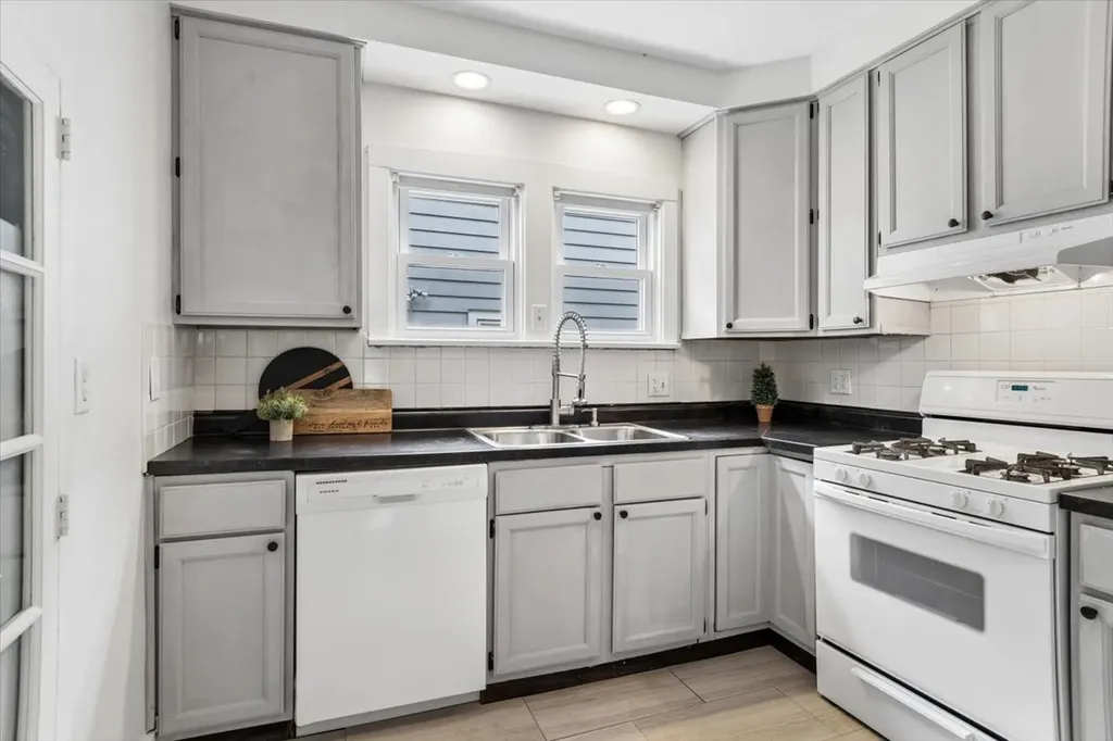747 Watson Street Aurora IL 60505
