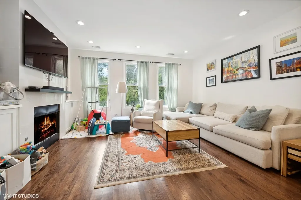 1053 North Kingsbury Street Chicago IL 60610