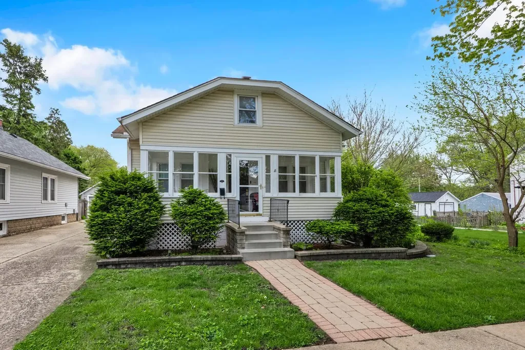 412 South Commonwealth Avenue Aurora IL 60506