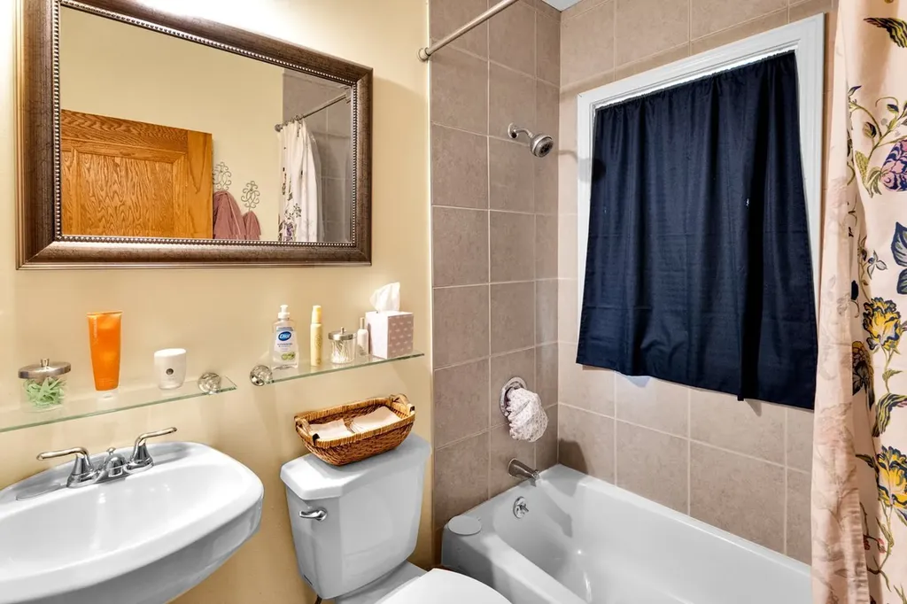 412 South Commonwealth Avenue Aurora IL 60506