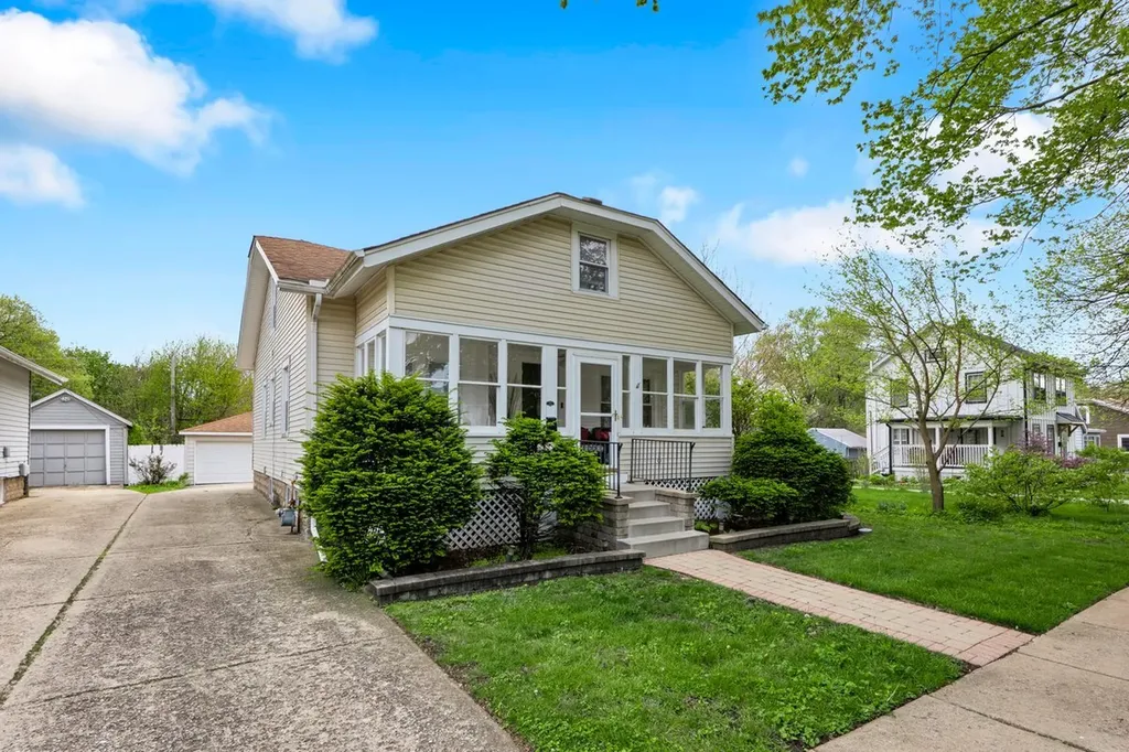 412 South Commonwealth Avenue Aurora IL 60506