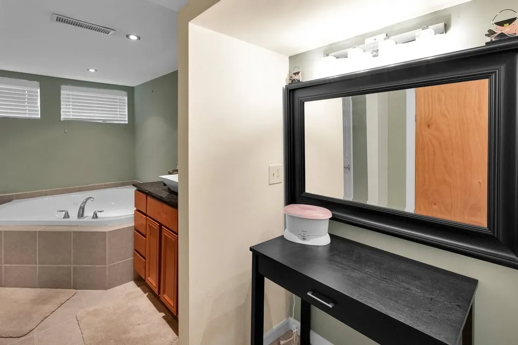 412 South Commonwealth Avenue Aurora IL 60506