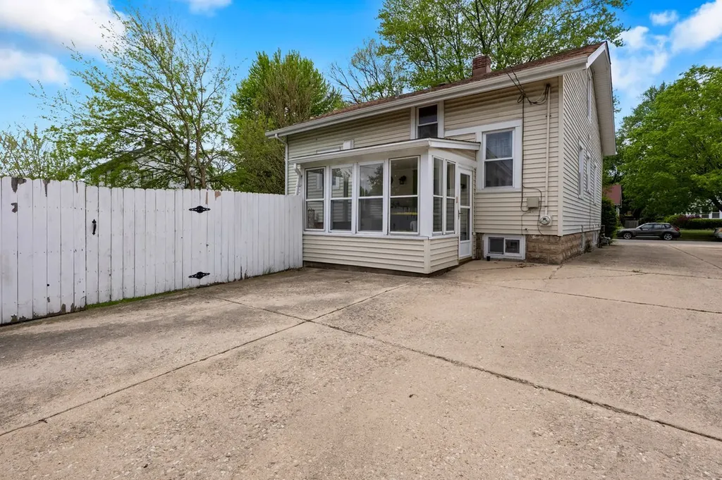 412 South Commonwealth Avenue Aurora IL 60506