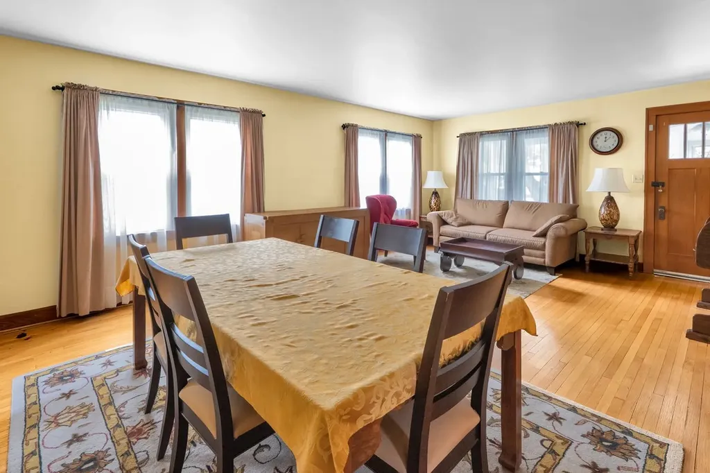 412 South Commonwealth Avenue Aurora IL 60506