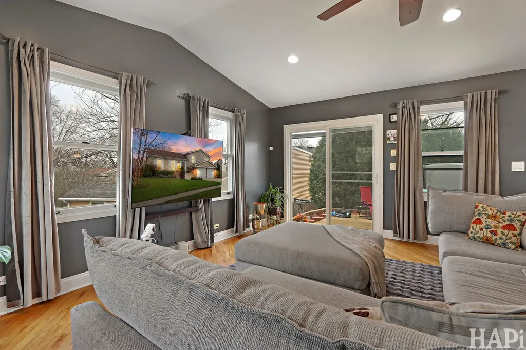 725 Buffalo Circle Carol Stream IL 60188