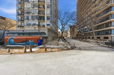 5739 North Winthrop Avenue Chicago IL 60660