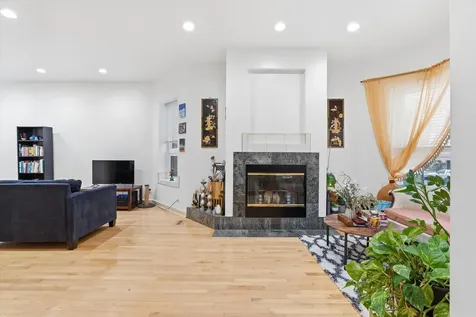 5739 North Winthrop Avenue Chicago IL 60660