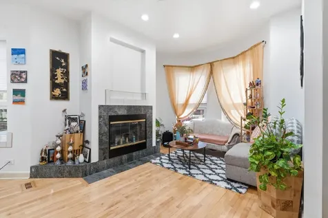 5739 North Winthrop Avenue Chicago IL 60660