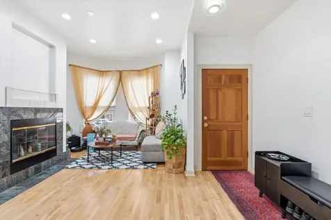5739 North Winthrop Avenue Chicago IL 60660