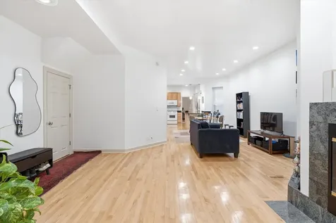 5739 North Winthrop Avenue Chicago IL 60660