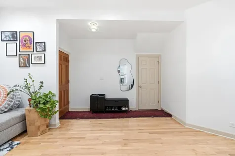 5739 North Winthrop Avenue Chicago IL 60660
