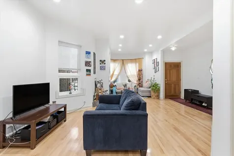 5739 North Winthrop Avenue Chicago IL 60660