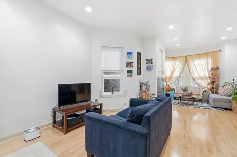 5739 North Winthrop Avenue Chicago IL 60660