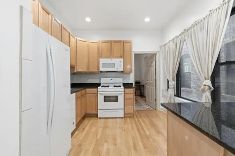 5739 North Winthrop Avenue Chicago IL 60660