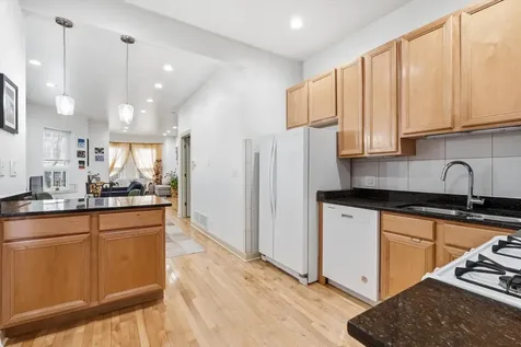 5739 North Winthrop Avenue Chicago IL 60660