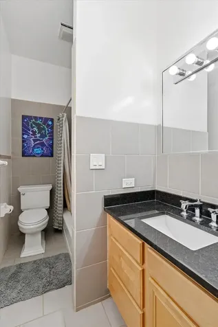 5739 North Winthrop Avenue Chicago IL 60660