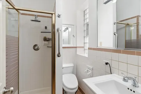 5739 North Winthrop Avenue Chicago IL 60660
