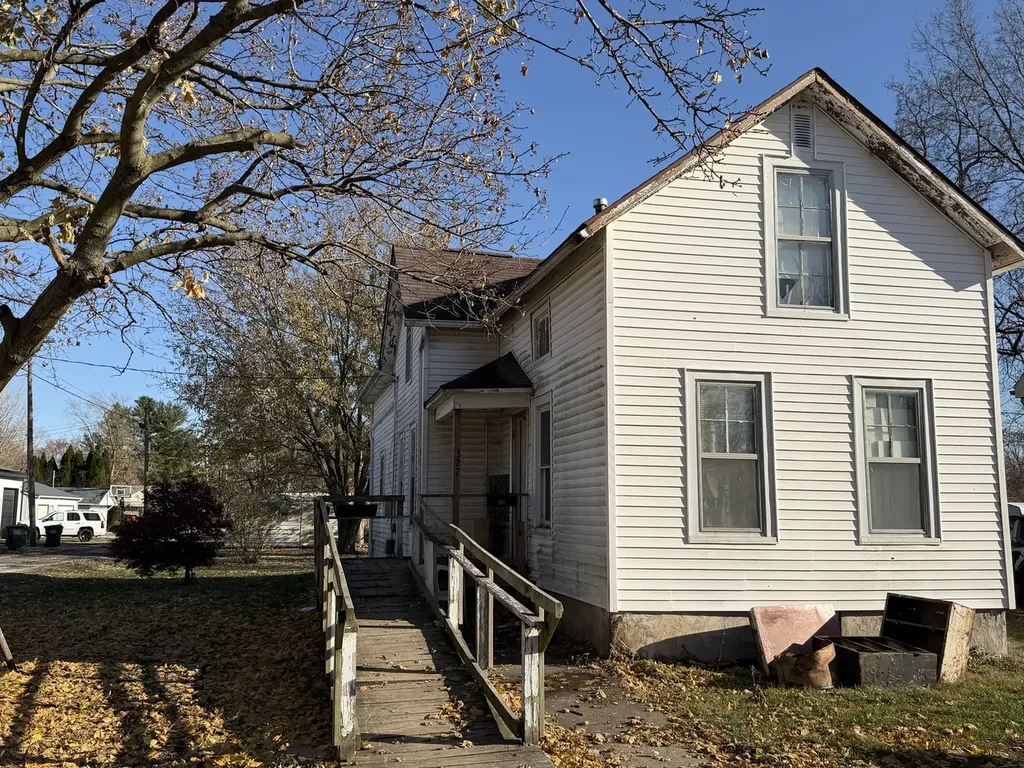 327 South Elm Street Paxton IL 60957