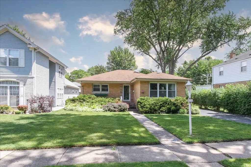 831 South Mitchell Avenue Arlington Heights IL 60005