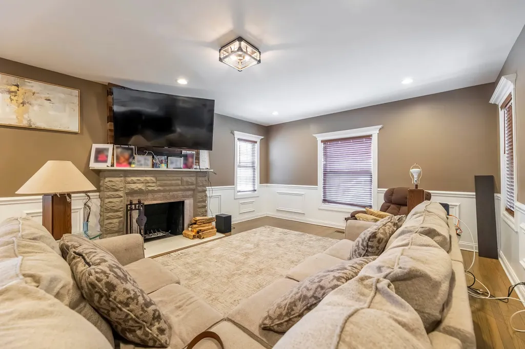 7931 South Paxton Avenue Chicago IL 60617