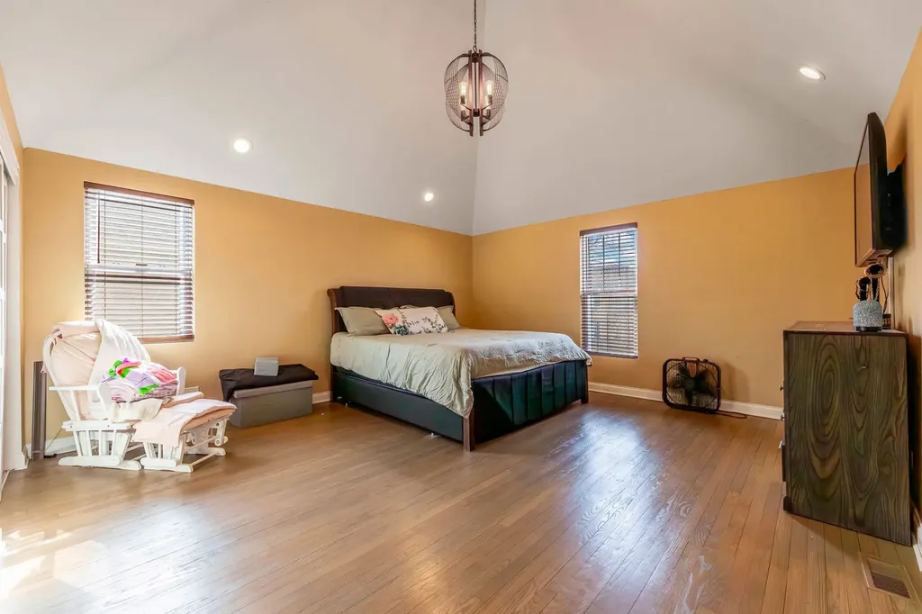 7931 South Paxton Avenue Chicago IL 60617