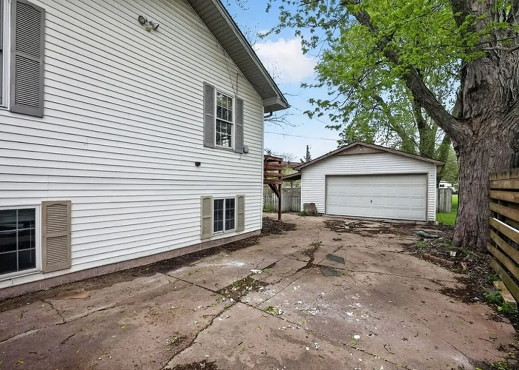 25174 West Claridan Avenue Antioch IL 60002