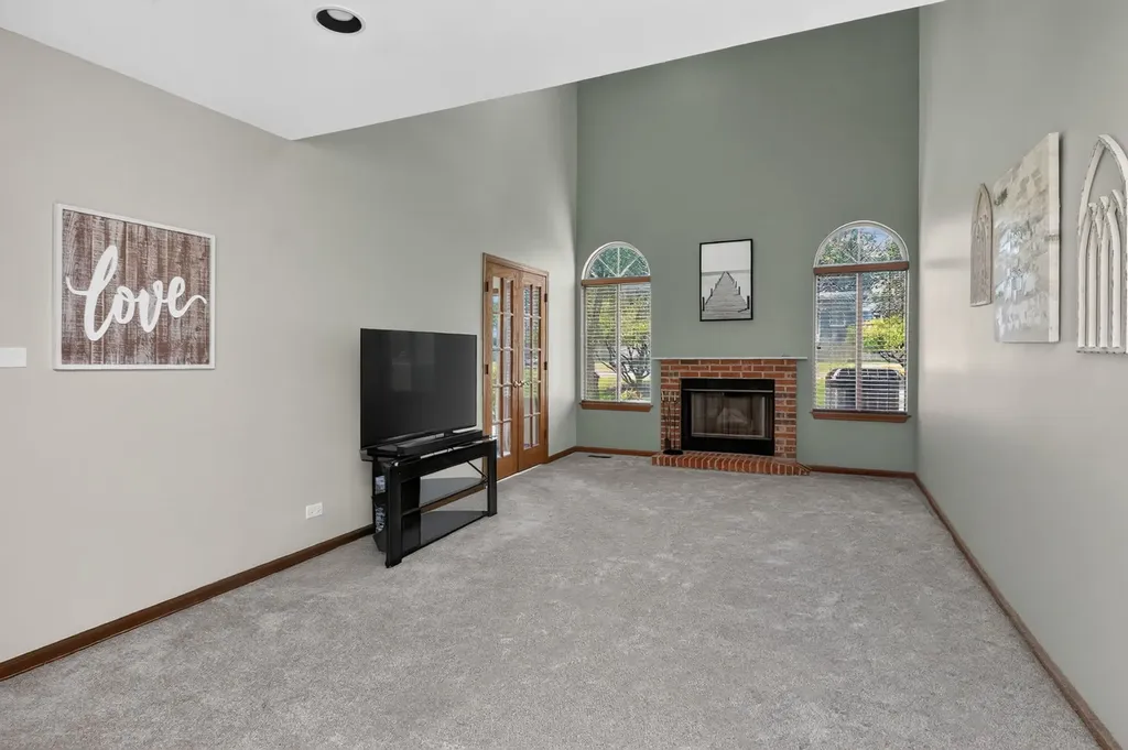 1038 Bedford Drive Carol Stream IL 60188