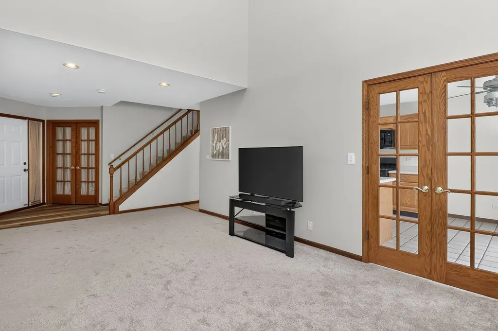 1038 Bedford Drive Carol Stream IL 60188