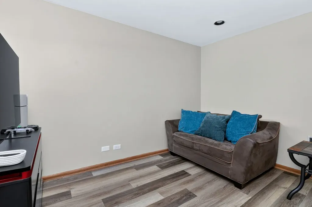 1038 Bedford Drive Carol Stream IL 60188