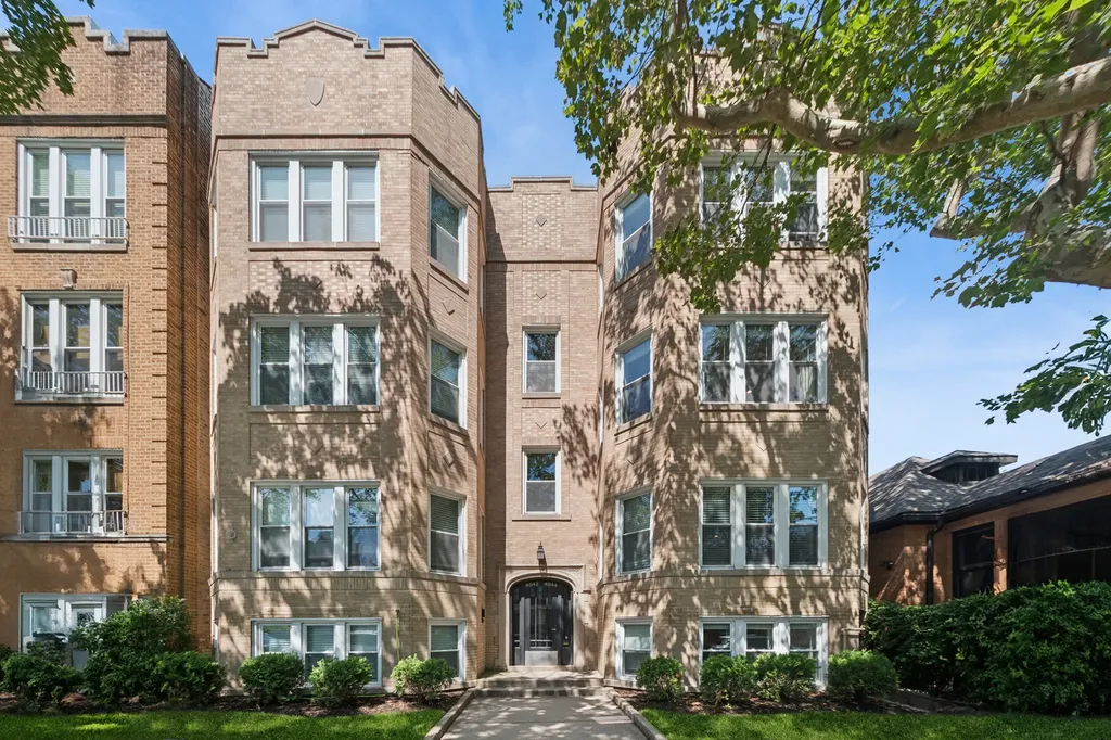 4844 North Hoyne Avenue Chicago IL 60625