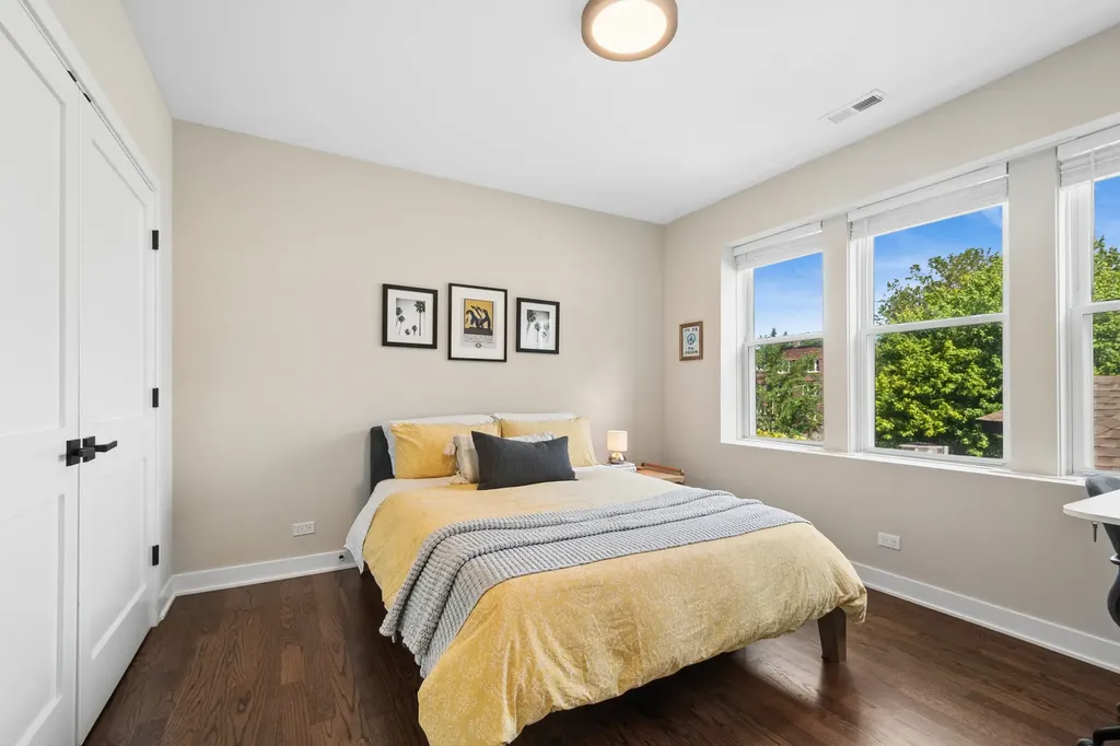 4844 North Hoyne Avenue Chicago IL 60625