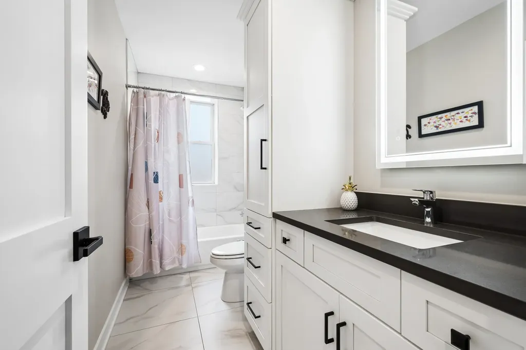 4844 North Hoyne Avenue Chicago IL 60625