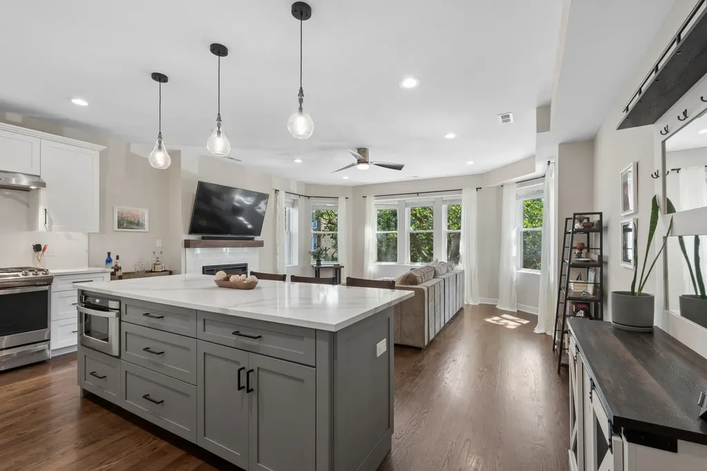 4844 North Hoyne Avenue Chicago IL 60625