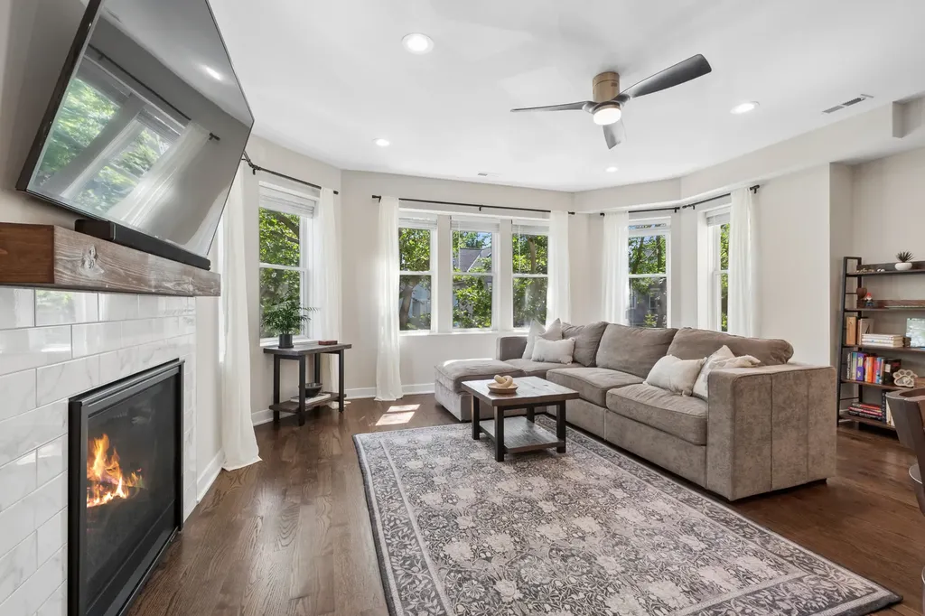 4844 North Hoyne Avenue Chicago IL 60625