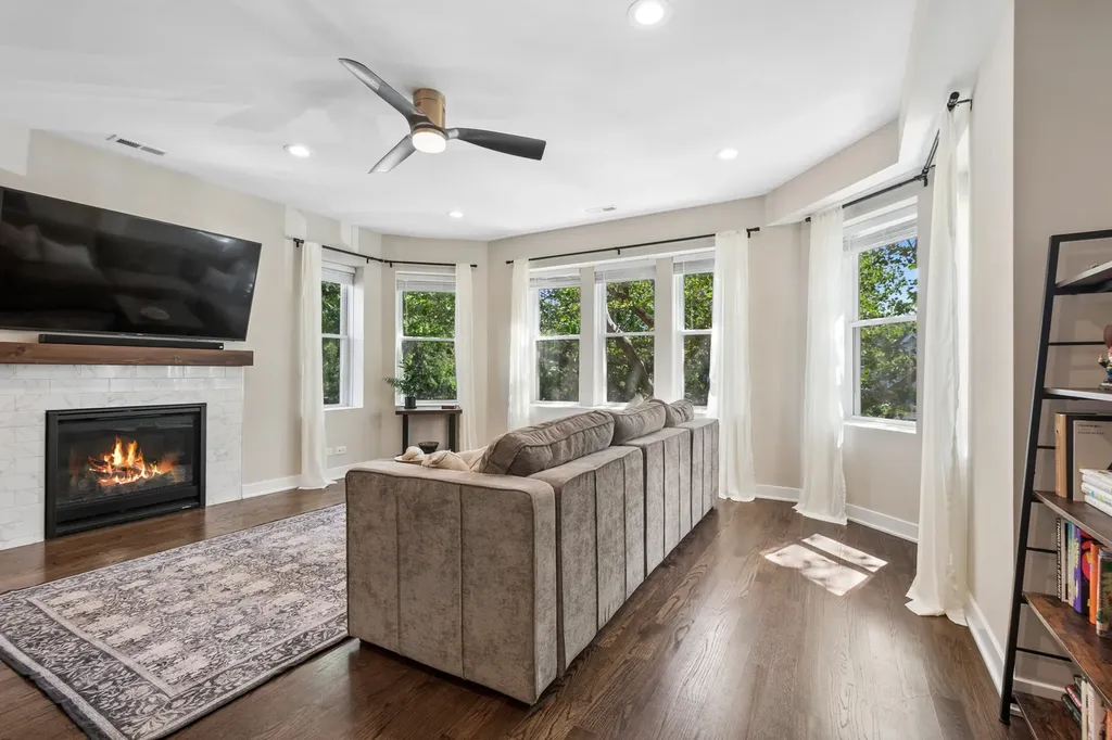 4844 North Hoyne Avenue Chicago IL 60625