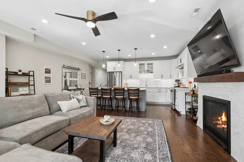 4844 North Hoyne Avenue Chicago IL 60625