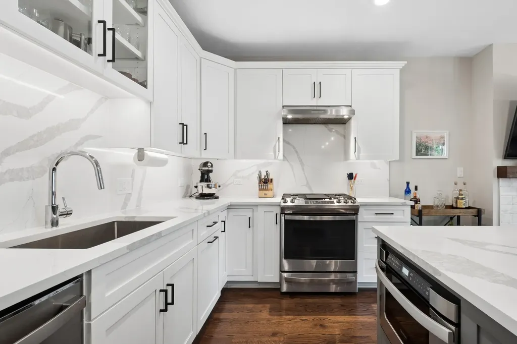 4844 North Hoyne Avenue Chicago IL 60625