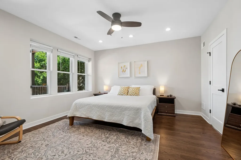 4844 North Hoyne Avenue Chicago IL 60625